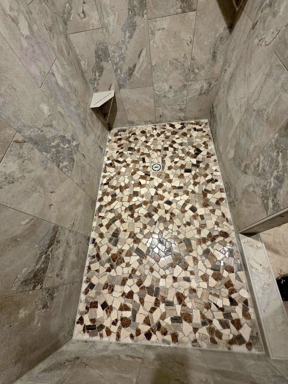 Stone-look walls, pebble mosaic floor